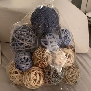 Decorative balls for bowls or vases .